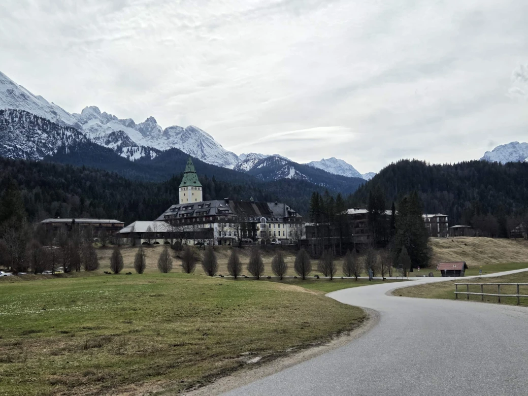 Blick auf Schloss Elmau (DE)