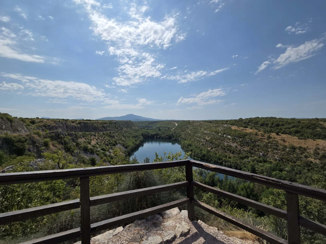 Aussicht auf Brljanasko jezero und Wasserfall Brljan (HR)