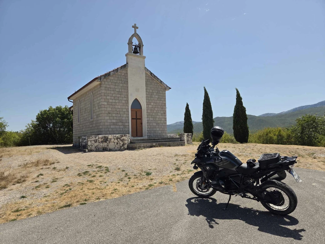 Schattenspendende Kapelle (HR)