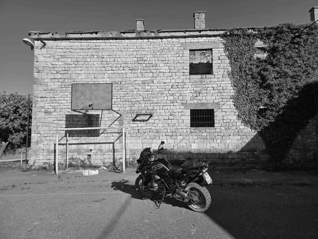 Verfallenes Schulgebäude (HR)