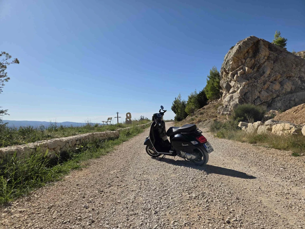 Schotterstraße oberhalb Mimice (HR)