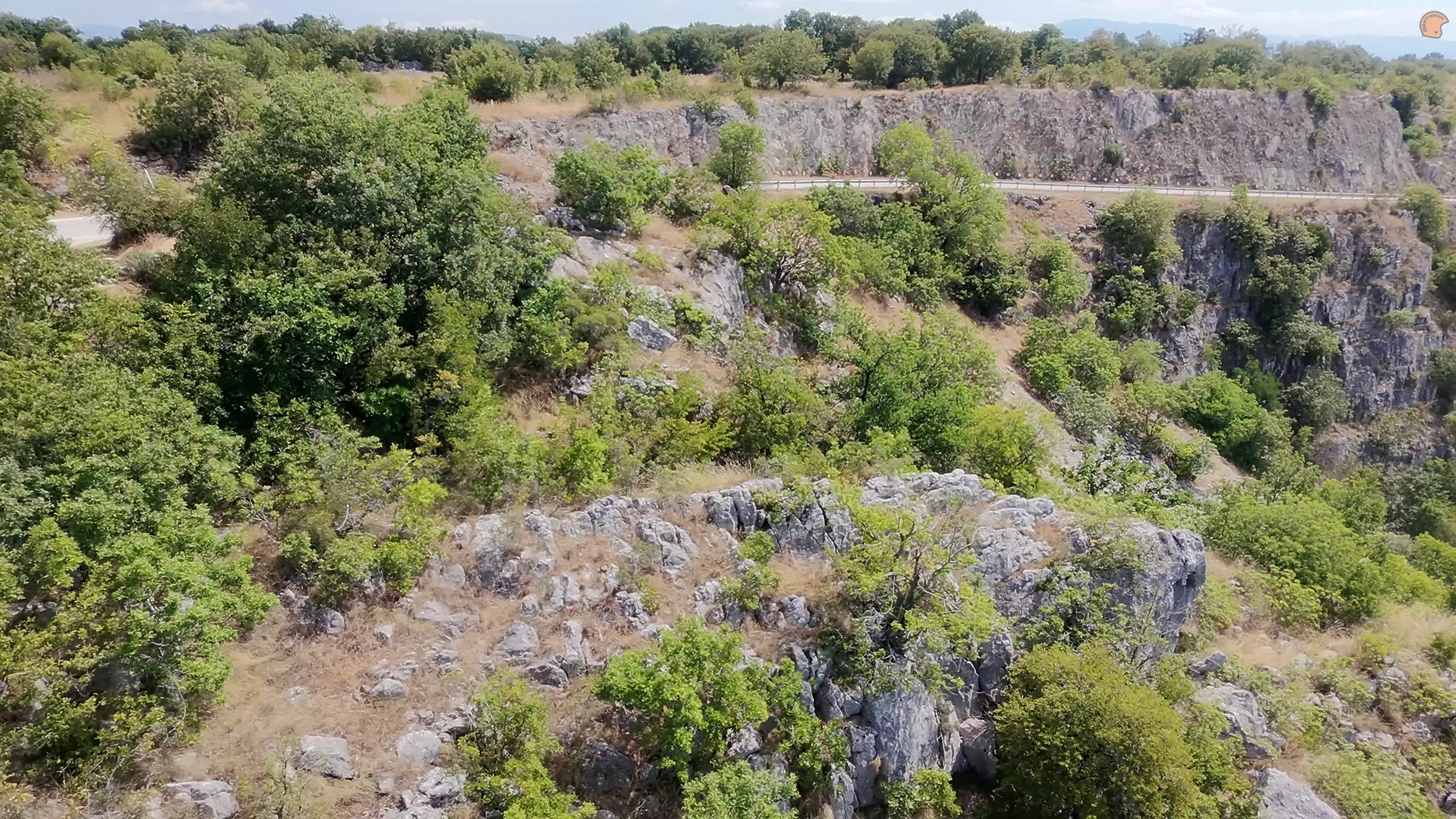 Aerial: Brljanasko jezero & Wasserfall Brljan